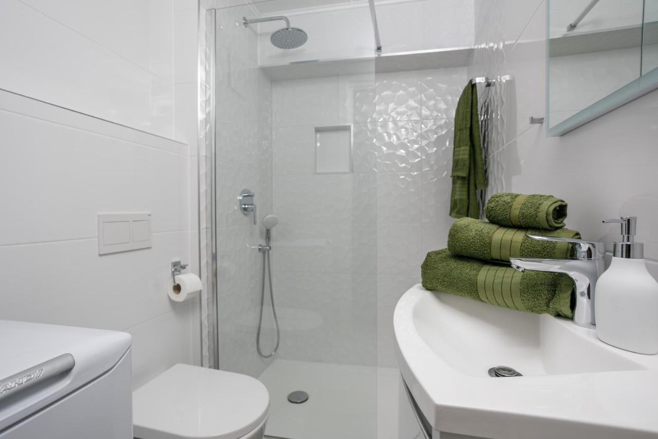 Apartmen Plus U Centru Blizu Plaze Njivice Eksteriør bilde