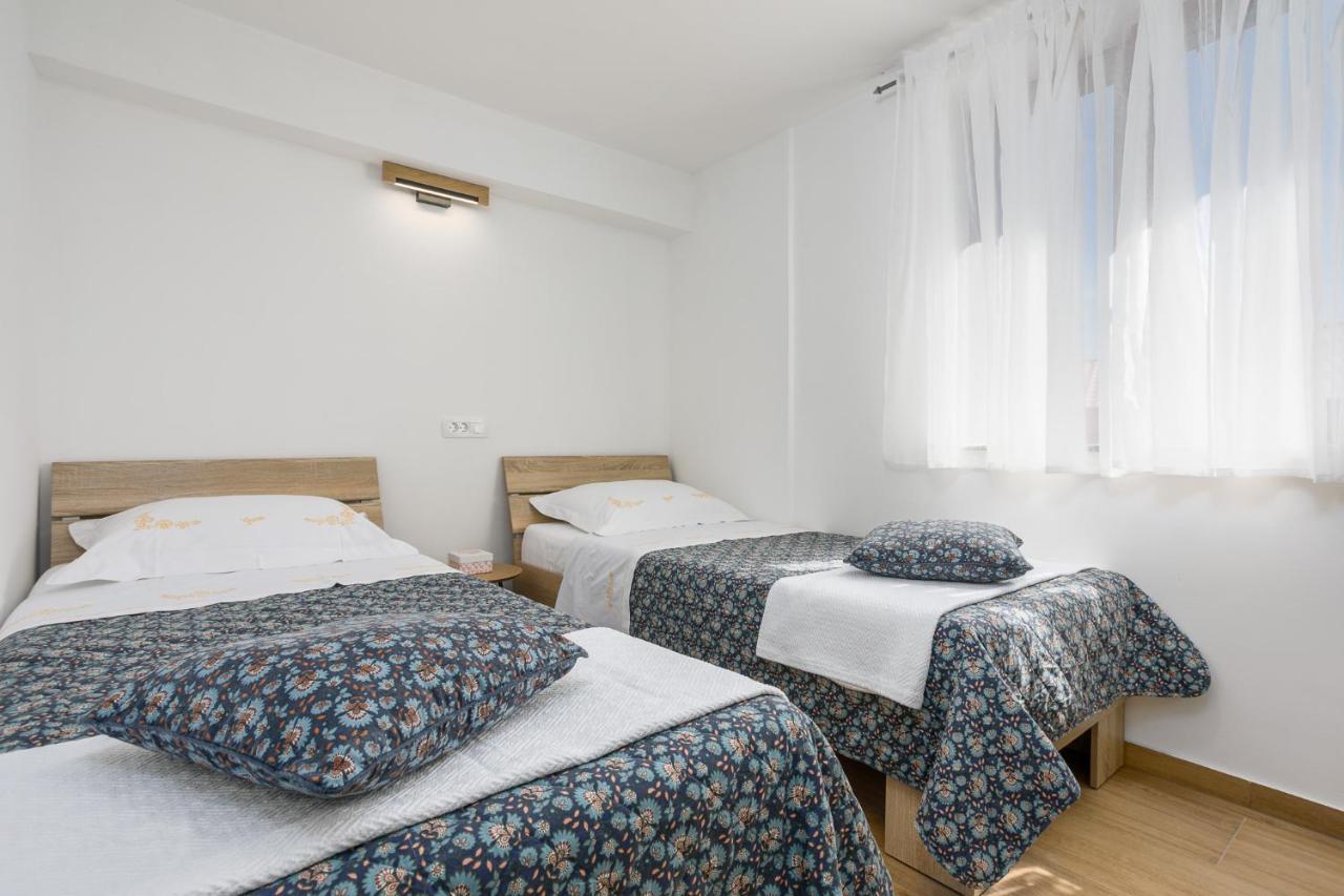 Apartmen Plus U Centru Blizu Plaze Njivice Eksteriør bilde