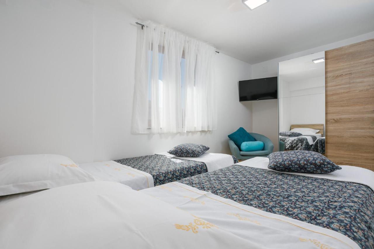 Apartmen Plus U Centru Blizu Plaze Njivice Eksteriør bilde